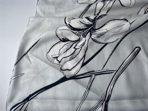 Fastvævet viscose - store blomster på lys gråblå bund